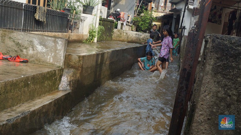 Banjir yang melanda di kawasan Jati Pdang, Jakarta Selatan, Selasa (8/7/2025). (CNBC Indonesia/Muhammad Sabki) Banjir yang melanda di kawasan Jati Pdang, Jakarta Selatan, Selasa (8/7/2025). (CNBC Indonesia/Muhammad Sabki)