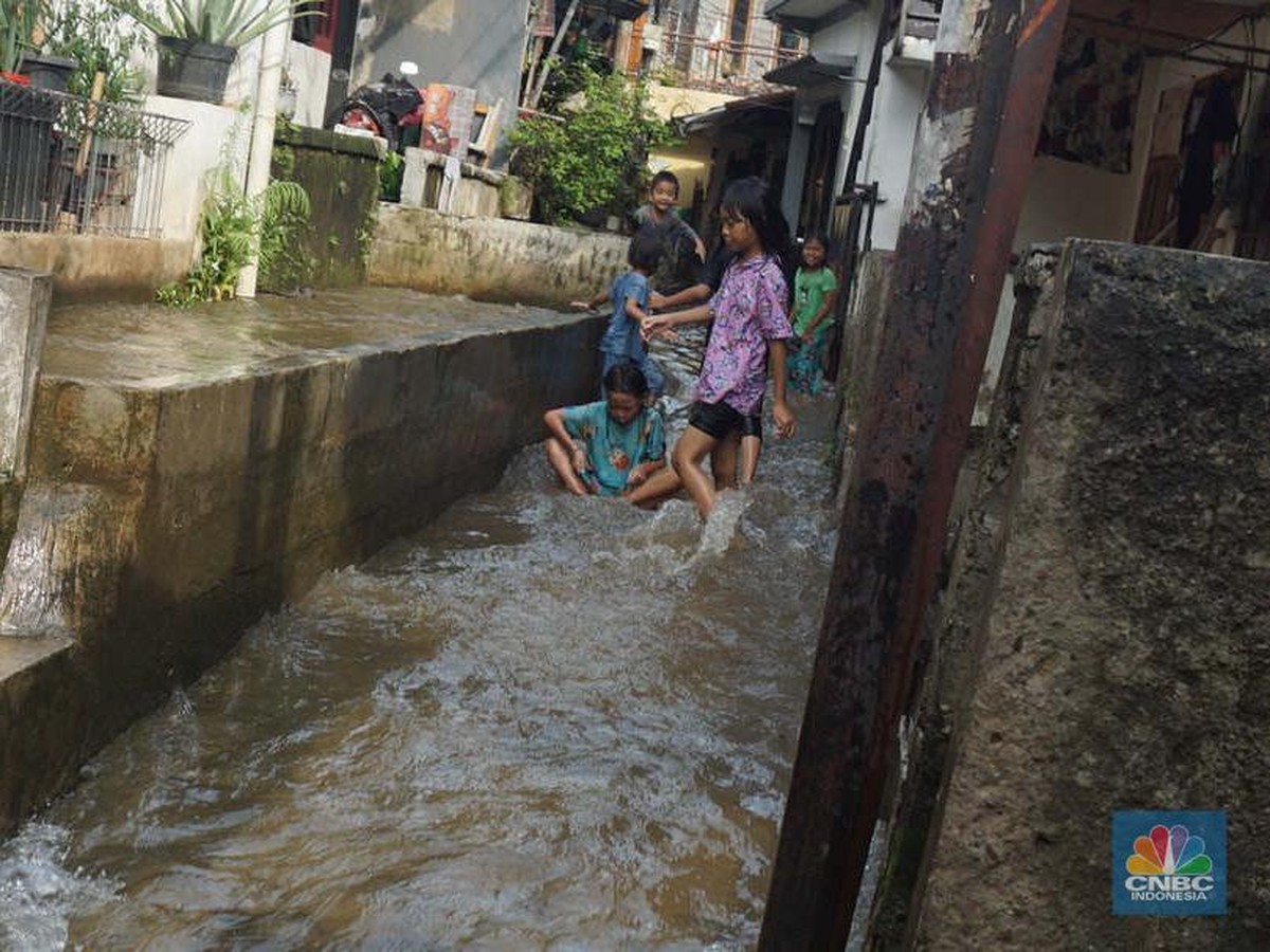 BMKG Prediksi La Nina Picu Musim Hujan Lebih Panjang di Indonesia 2025