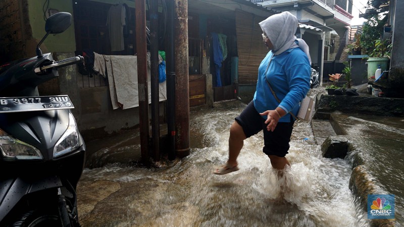 Banjir yang melanda di kawasan Jati Pdang, Jakarta Selatan, Selasa (8/7/2025). (CNBC Indonesia/Muhammad Sabki)