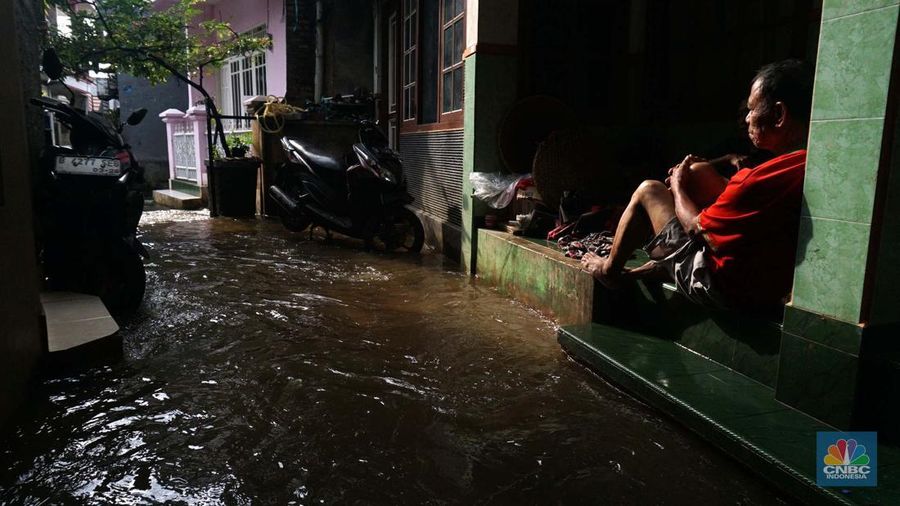 Banjir yang melanda di kawasan Jati Pdang, Jakarta Selatan, Selasa (8/7/2025). (CNBC Indonesia/Muhammad Sabki)