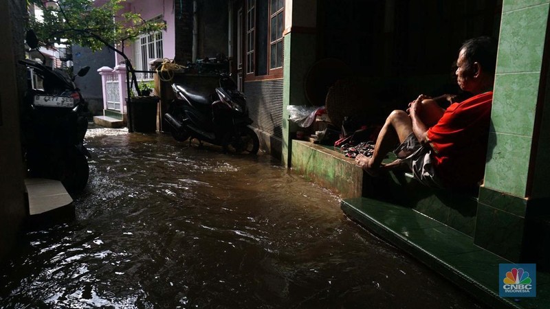 Banjir yang melanda di kawasan Jati Pdang, Jakarta Selatan, Selasa (8/7/2025). (CNBC Indonesia/Muhammad Sabki)
