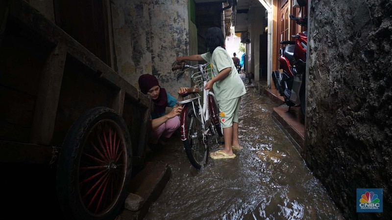 Banjir yang melanda di kawasan Jati Pdang, Jakarta Selatan, Selasa (8/7/2025). (CNBC Indonesia/Muhammad Sabki)