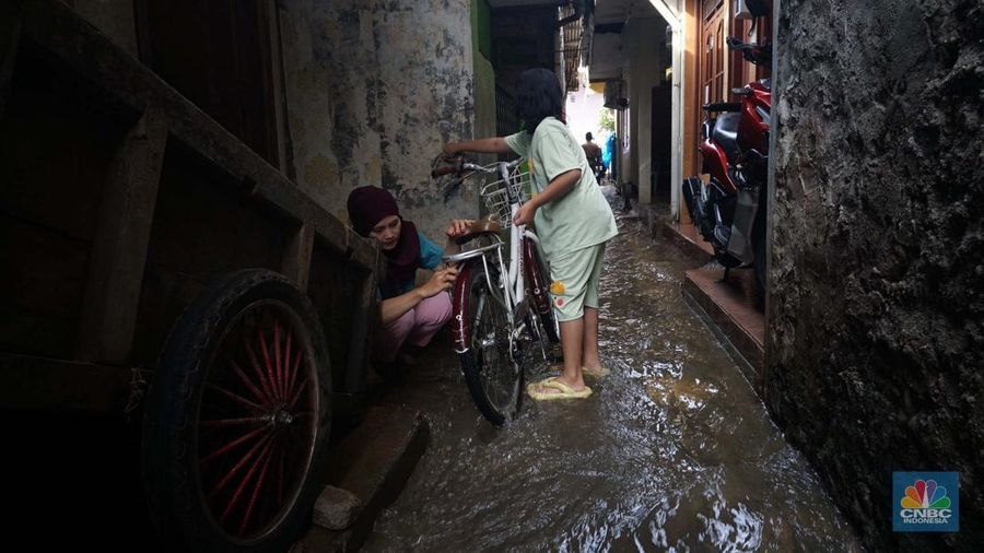 Banjir yang melanda di kawasan Jati Pdang, Jakarta Selatan, Selasa (8/7/2025). (CNBC Indonesia/Muhammad Sabki)