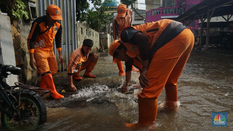 Banjir yang melanda di kawasan Jati Pdang, Jakarta Selatan, Selasa (8/7/2025). (CNBC Indonesia/Muhammad Sabki) Banjir yang melanda di kawasan Jati Pdang, Jakarta Selatan, Selasa (8/7/2025). (CNBC Indonesia/Muhammad Sabki)