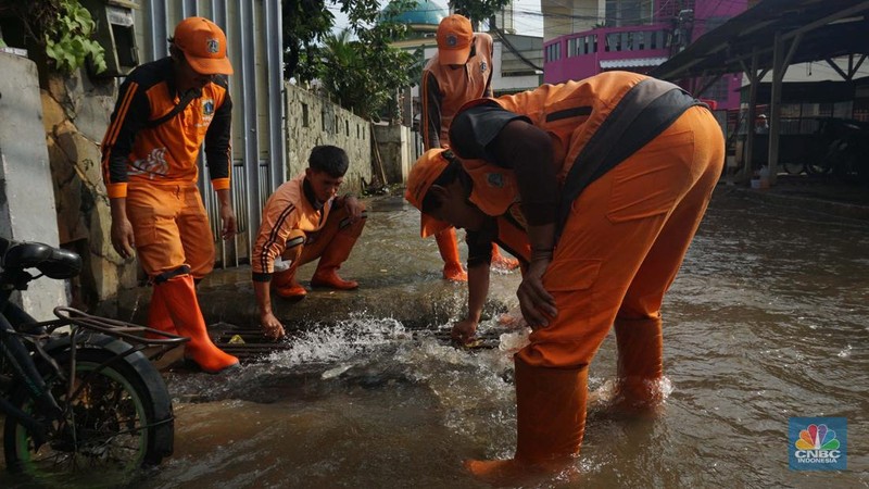 Banjir yang melanda di kawasan Jati Pdang, Jakarta Selatan, Selasa (8/7/2025). (CNBC Indonesia/Muhammad Sabki)