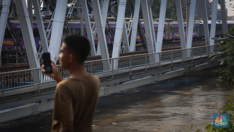 Banjir yang melanda kawasan Kampung Lebak di Kelurahan Teluk Pucung, Bekasi Utara, Selasa (8/7/2025). (CNBC Indonesia/Tias Budiarto) Banjir yang melanda kawasan Kampung Lebak di Kelurahan Teluk Pucung, Bekasi Utara, Selasa (8/7/2025). (CNBC Indonesia/Tias Budiarto)