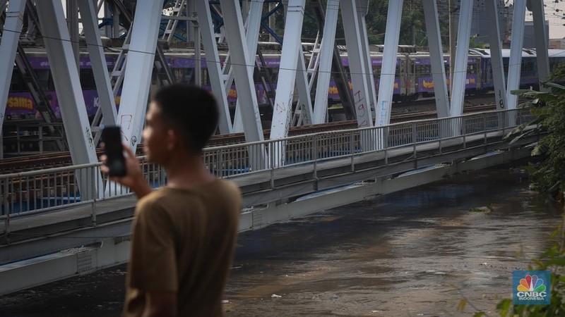 Banjir yang melanda kawasan Kampung Lebak di Kelurahan Teluk Pucung, Bekasi Utara, Selasa (8/7/2025). (CNBC Indonesia/Tias Budiarto)