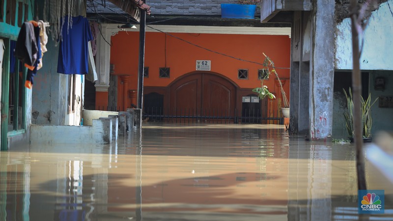 Banjir yang melanda kawasan Kampung Lebak di Kelurahan Teluk Pucung, Bekasi Utara, Selasa (8/7/2025). (CNBC Indonesia/Tias Budiarto) Banjir yang melanda kawasan Kampung Lebak di Kelurahan Teluk Pucung, Bekasi Utara, Selasa (8/7/2025). (CNBC Indonesia/Tias Budiarto)