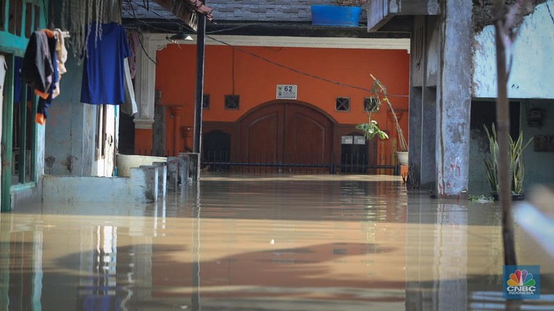 Banjir yang melanda kawasan Kampung Lebak di Kelurahan Teluk Pucung, Bekasi Utara, Selasa (8/7/2025). (CNBC Indonesia/Tias Budiarto)
