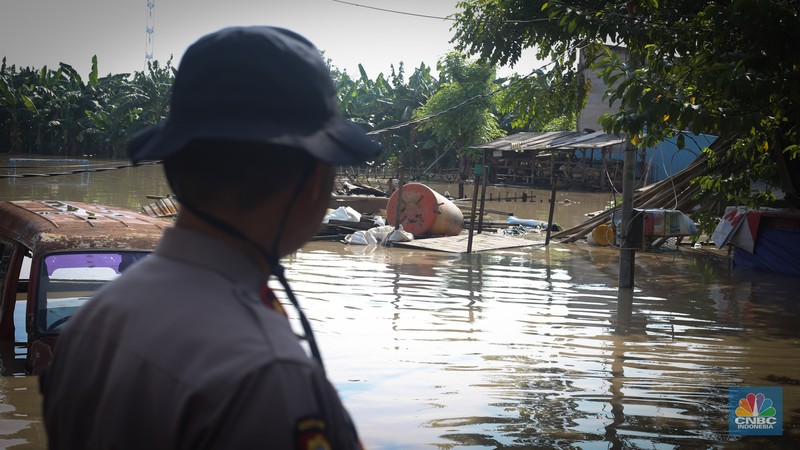 Banjir yang melanda kawasan Kampung Lebak di Kelurahan Teluk Pucung, Bekasi Utara, Selasa (8/7/2025). (CNBC Indonesia/Tias Budiarto) Banjir yang melanda kawasan Kampung Lebak di Kelurahan Teluk Pucung, Bekasi Utara, Selasa (8/7/2025). (CNBC Indonesia/Tias Budiarto)