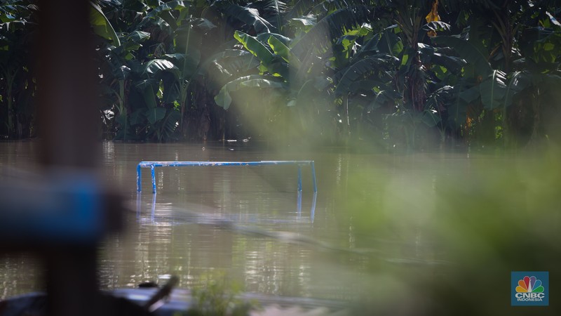 Banjir yang melanda kawasan Kampung Lebak di Kelurahan Teluk Pucung, Bekasi Utara, Selasa (8/7/2025). (CNBC Indonesia/Tias Budiarto) Banjir yang melanda kawasan Kampung Lebak di Kelurahan Teluk Pucung, Bekasi Utara, Selasa (8/7/2025). (CNBC Indonesia/Tias Budiarto)