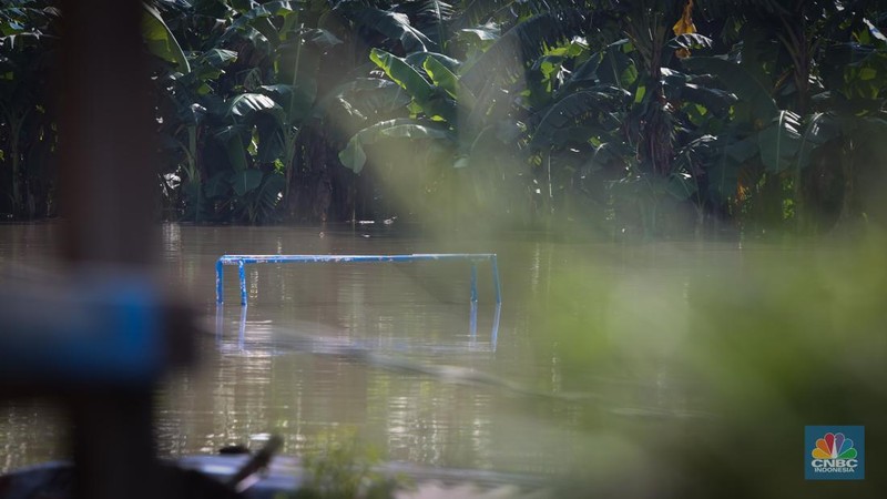 Banjir yang melanda kawasan Kampung Lebak di Kelurahan Teluk Pucung, Bekasi Utara, Selasa (8/7/2025). (CNBC Indonesia/Tias Budiarto)