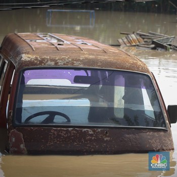 Banjir Bekasi, Air Bah dari Bogor Rendam Mobil-Ternak di Kampung Lebak