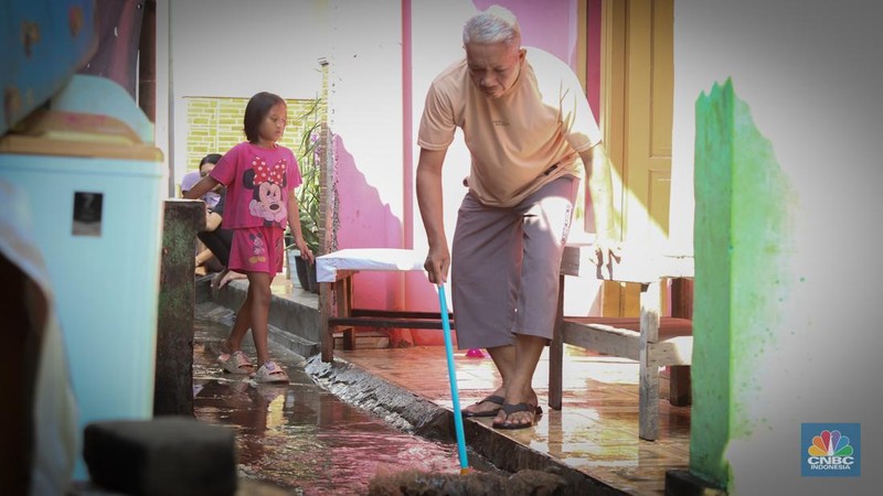 Banjir yang melanda kawasan Kampung Lebak di Kelurahan Teluk Pucung, Bekasi Utara, Selasa (8/7/2025). (CNBC Indonesia/Tias Budiarto)