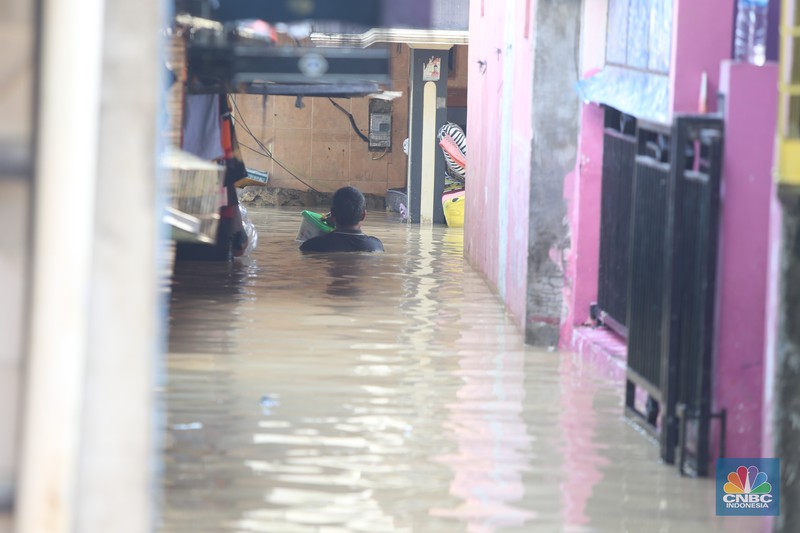 Banjir yang melanda kawasan Kampung Lebak di Kelurahan Teluk Pucung, Bekasi Utara, Selasa (8/7/2025). (CNBC Indonesia/Tias Budiarto) Banjir yang melanda kawasan Kampung Lebak di Kelurahan Teluk Pucung, Bekasi Utara, Selasa (8/7/2025). (CNBC Indonesia/Tias Budiarto)