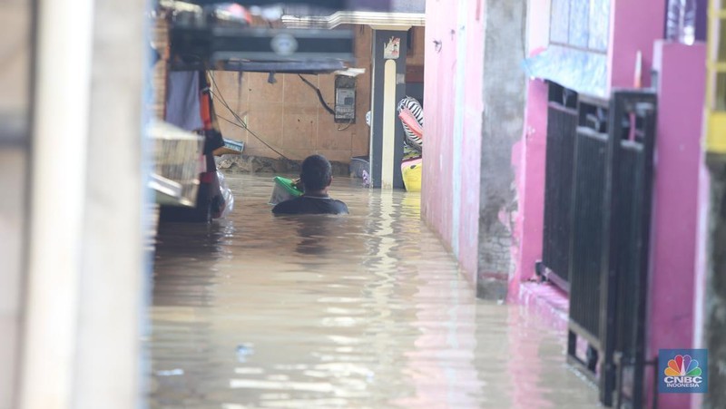 Banjir yang melanda kawasan Kampung Lebak di Kelurahan Teluk Pucung, Bekasi Utara, Selasa (8/7/2025). (CNBC Indonesia/Tias Budiarto)