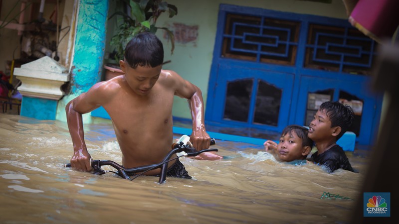 Banjir yang melanda kawasan Kampung Lebak di Kelurahan Teluk Pucung, Bekasi Utara, Selasa (8/7/2025). (CNBC Indonesia/Tias Budiarto) Banjir yang melanda kawasan Kampung Lebak di Kelurahan Teluk Pucung, Bekasi Utara, Selasa (8/7/2025). (CNBC Indonesia/Tias Budiarto)