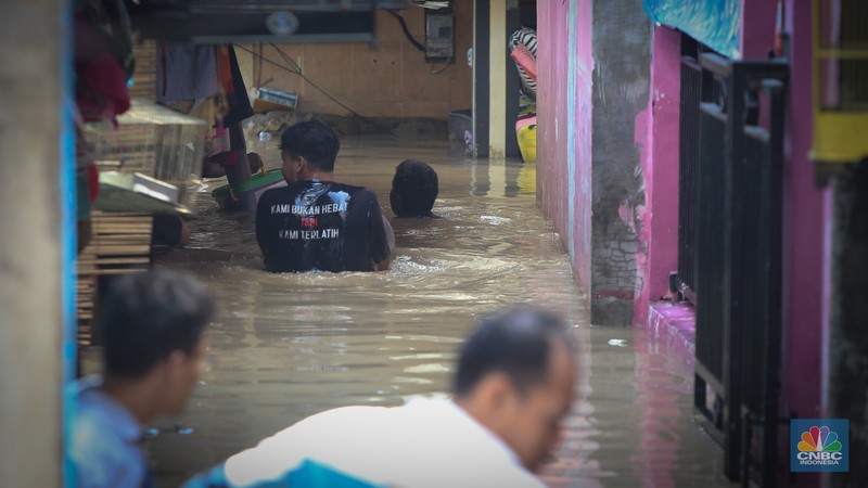 Banjir yang melanda kawasan Kampung Lebak di Kelurahan Teluk Pucung, Bekasi Utara, Selasa (8/7/2025). (CNBC Indonesia/Tias Budiarto) Banjir yang melanda kawasan Kampung Lebak di Kelurahan Teluk Pucung, Bekasi Utara, Selasa (8/7/2025). (CNBC Indonesia/Tias Budiarto)