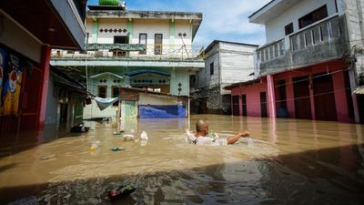 Belum Surut! Banjir 1,5 Meter Rendam Kampung Lebak, Bekasi