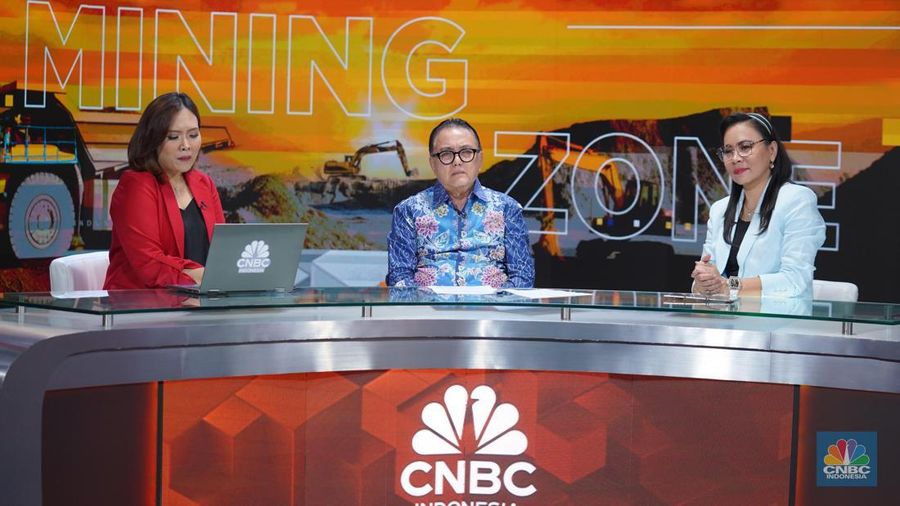 Chairman Indonesia Mining Institute, Irwandy Arif dan Sekjen Asosiasi Penambang Nikel Indonesia (APNI), Meidy Katrin Lengkey dalam program CNBC Indonesia Clossing Bell Mining Zone di Jakarta, Selasa (8/7/2025). (CNBC Indonesia/Tias Budiarto)