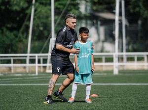 Cristian Gonzales Turunkan Ilmu ke Pesepakbola Muda