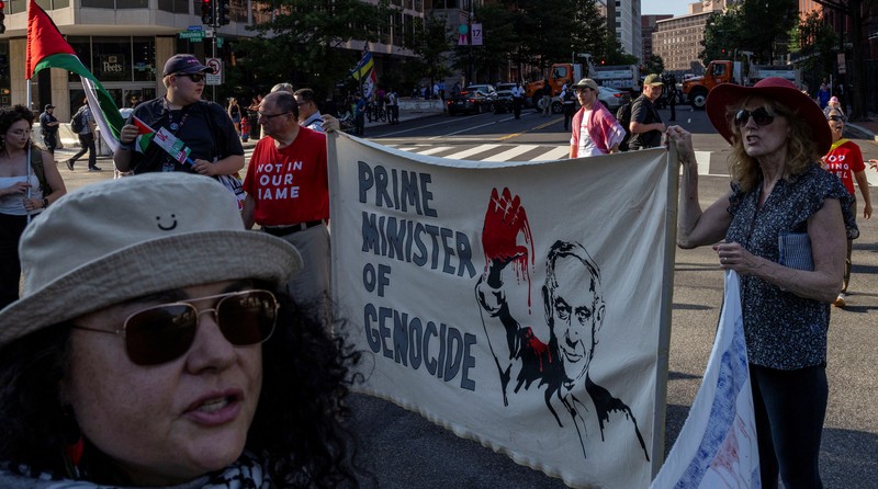 Demonstran berkumpul di luar Gedung Putih untuk memprotes kunjungan Perdana Menteri Israel Benjamin Netanyahu ke Washington, D.C., AS, Senin (7/7/2025). (REUTERS/Umit Bektas)