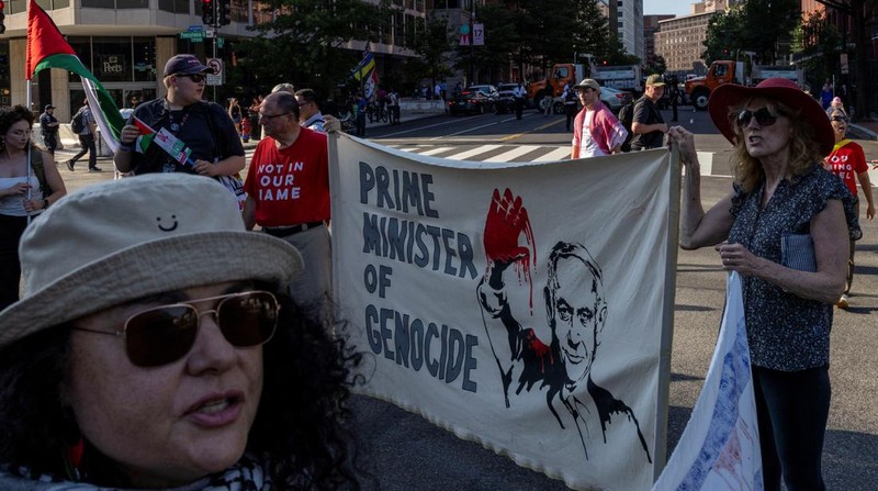 Demonstran berkumpul di luar Gedung Putih untuk memprotes kunjungan Perdana Menteri Israel Benjamin Netanyahu ke Washington, D.C., AS, Senin (7/7/2025). (REUTERS/Umit Bektas)
