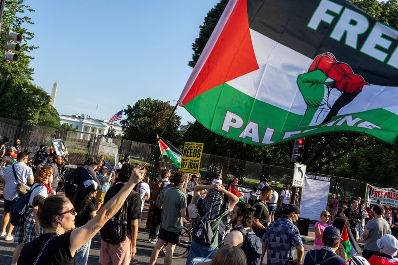 Demonstran berkumpul di luar Gedung Putih untuk memprotes kunjungan Perdana Menteri Israel Benjamin Netanyahu ke Washington, D.C., AS, Senin (7/7/2025). (REUTERS/Umit Bektas) Demonstran berkumpul di luar Gedung Putih untuk memprotes kunjungan Perdana Menteri Israel Benjamin Netanyahu ke Washington, D.C., AS, Senin (7/7/2025). (REUTERS/Umit Bektas)