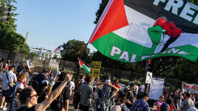 Demonstran berkumpul di luar Gedung Putih untuk memprotes kunjungan Perdana Menteri Israel Benjamin Netanyahu ke Washington, D.C., AS, Senin (7/7/2025). (REUTERS/Umit Bektas)