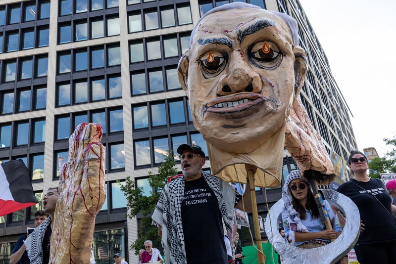 Demonstran berkumpul di luar Gedung Putih untuk memprotes kunjungan Perdana Menteri Israel Benjamin Netanyahu ke Washington, D.C., AS, Senin (7/7/2025). (REUTERS/Umit Bektas)