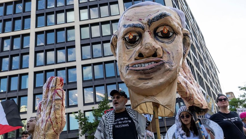 Demonstran berkumpul di luar Gedung Putih untuk memprotes kunjungan Perdana Menteri Israel Benjamin Netanyahu ke Washington, D.C., AS, Senin (7/7/2025). (REUTERS/Umit Bektas)