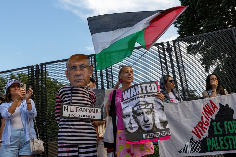 Demonstran berkumpul di luar Gedung Putih untuk memprotes kunjungan Perdana Menteri Israel Benjamin Netanyahu ke Washington, D.C., AS, Senin (7/7/2025). (REUTERS/Umit Bektas) Demonstran berkumpul di luar Gedung Putih untuk memprotes kunjungan Perdana Menteri Israel Benjamin Netanyahu ke Washington, D.C., AS, Senin (7/7/2025). (REUTERS/Umit Bektas)