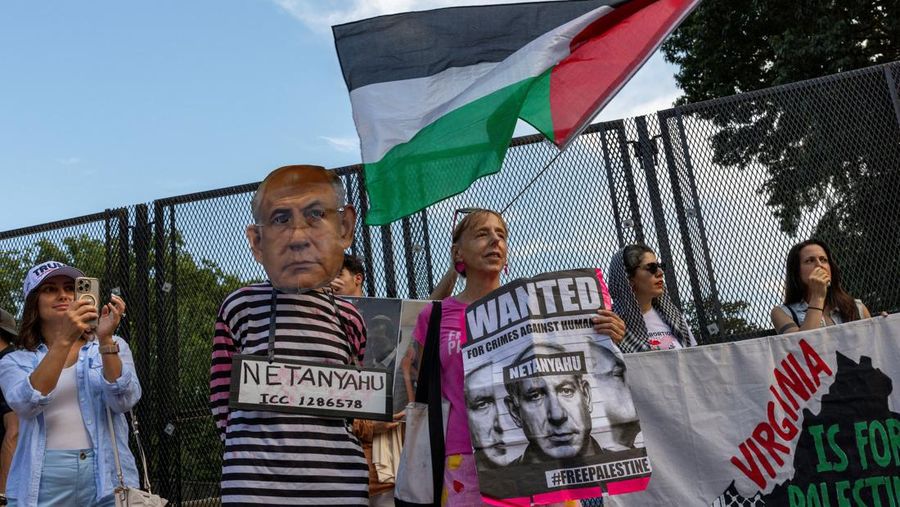 Demonstran berkumpul di luar Gedung Putih untuk memprotes kunjungan Perdana Menteri Israel Benjamin Netanyahu ke Washington, D.C., AS, Senin (7/7/2025). (REUTERS/Umit Bektas)