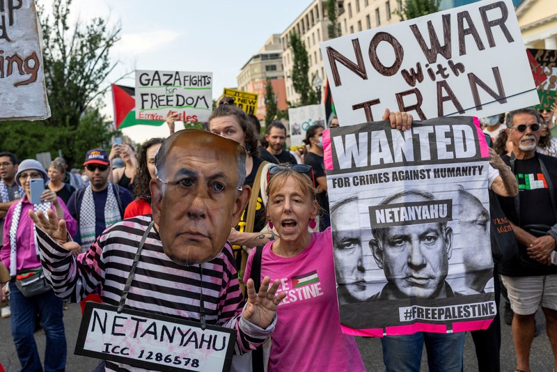 Demonstran berkumpul di luar Gedung Putih untuk memprotes kunjungan Perdana Menteri Israel Benjamin Netanyahu ke Washington, D.C., AS, Senin (7/7/2025). (REUTERS/Umit Bektas) Demonstran berkumpul di luar Gedung Putih untuk memprotes kunjungan Perdana Menteri Israel Benjamin Netanyahu ke Washington, D.C., AS, Senin (7/7/2025). (REUTERS/Umit Bektas)