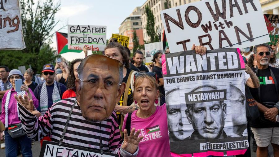 Demonstran berkumpul di luar Gedung Putih untuk memprotes kunjungan Perdana Menteri Israel Benjamin Netanyahu ke Washington, D.C., AS, Senin (7/7/2025). (REUTERS/Umit Bektas)