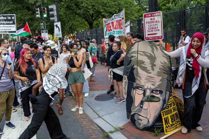 Demonstran berkumpul di luar Gedung Putih untuk memprotes kunjungan Perdana Menteri Israel Benjamin Netanyahu ke Washington, D.C., AS, Senin (7/7/2025). (REUTERS/Umit Bektas) Demonstran berkumpul di luar Gedung Putih untuk memprotes kunjungan Perdana Menteri Israel Benjamin Netanyahu ke Washington, D.C., AS, Senin (7/7/2025). (REUTERS/Umit Bektas)