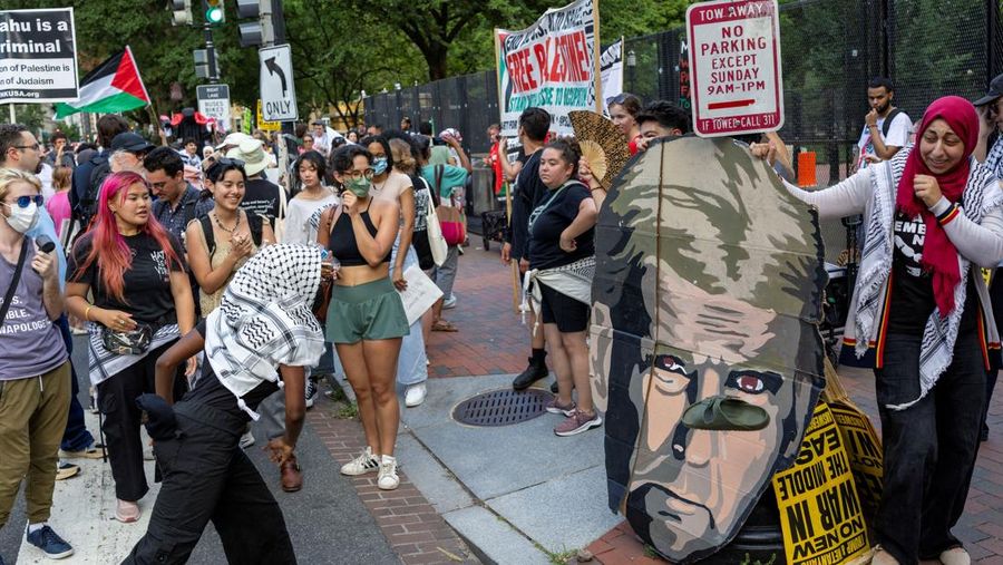Demonstran berkumpul di luar Gedung Putih untuk memprotes kunjungan Perdana Menteri Israel Benjamin Netanyahu ke Washington, D.C., AS, Senin (7/7/2025). (REUTERS/Umit Bektas) Demonstran berkumpul di luar Gedung Putih untuk memprotes kunjungan Perdana Menteri Israel Benjamin Netanyahu ke Washington, D.C., AS, Senin (7/7/2025). (REUTERS/Umit Bektas)