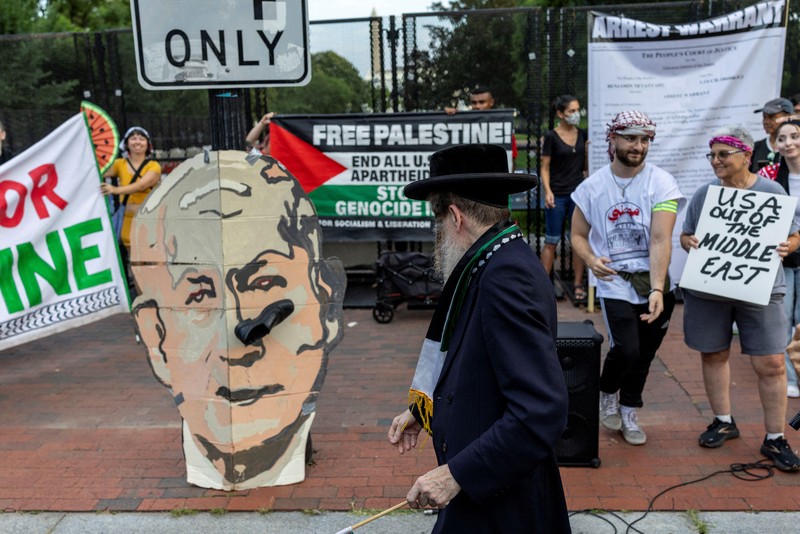 Demonstran berkumpul di luar Gedung Putih untuk memprotes kunjungan Perdana Menteri Israel Benjamin Netanyahu ke Washington, D.C., AS, Senin (7/7/2025). (REUTERS/Umit Bektas) Demonstran berkumpul di luar Gedung Putih untuk memprotes kunjungan Perdana Menteri Israel Benjamin Netanyahu ke Washington, D.C., AS, Senin (7/7/2025). (REUTERS/Umit Bektas)
