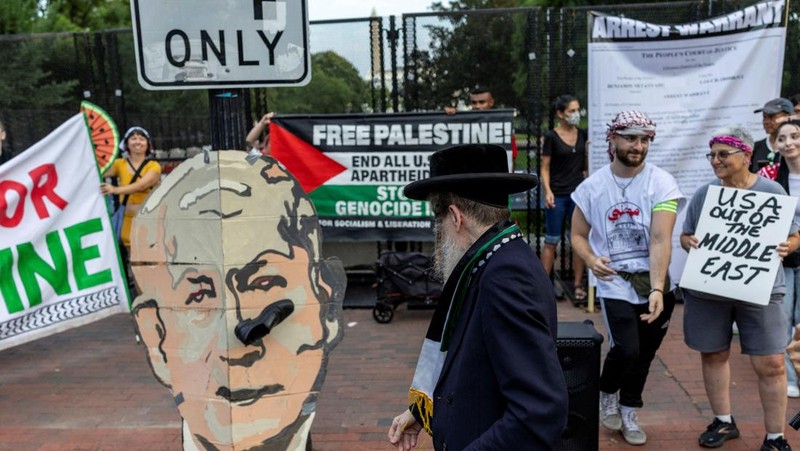 Demonstran berkumpul di luar Gedung Putih untuk memprotes kunjungan Perdana Menteri Israel Benjamin Netanyahu ke Washington, D.C., AS, Senin (7/7/2025). (REUTERS/Umit Bektas)