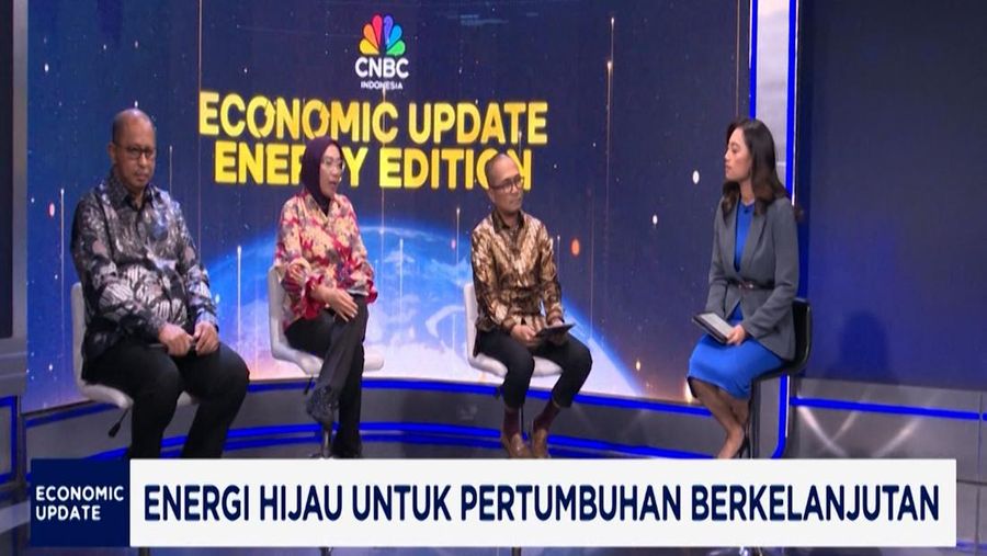 Direktur Jenderal EBTKE Kementerian ESDM, Eniya Listiani Dewi (kedua kiri) dalam program Economic Update Energy Corner, Selasa (8/7/2025). (CNBC Indonesia)