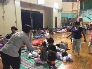 Polda Metro Bagikan Makanan ke Ratusan Warga Terdampak Banjir di Jaktim