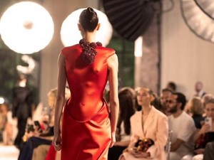 Kalung Jantung Berdetak, Surealisme Futuristis di Koleksi Terbaru Schiaparelli