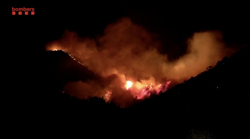 Anak-anak menyaksikan helikopter terbang untuk membantu memadamkan kebakaran hutan yang terjadi di Xerta, salah satu desa terkurung di provinsi Tarragona di Catalonia, Spanyol, 8 Juli 2025. Anak-anak menyaksikan helikopter terbang untuk membantu memadamkan kebakaran hutan yang terjadi di Xerta, salah satu desa terkurung di provinsi Tarragona di Catalonia, Spanyol, 8 Juli 2025. (REUTERS/Nacho Doce)