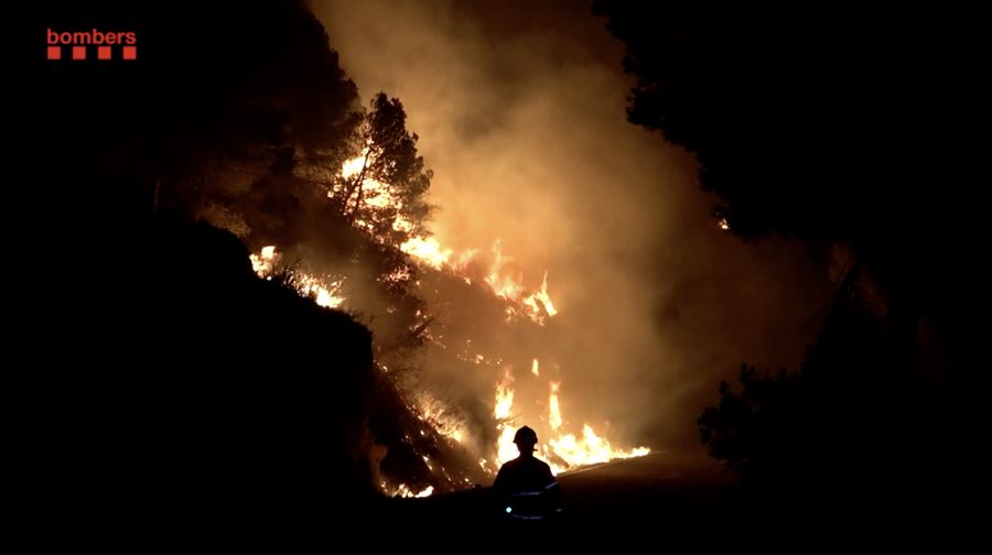 Lebih dari 18.000 warga di provinsi Tarragona, timur laut Spanyol, diperintahkan untuk tetap berada di dalam rumah pada Selasa (8/7/2025), menyusul kebakaran hutan besar yang melanda wilayah tersebut dan telah menghanguskan hampir 3.000 hektare vegetasi. (Tangkapan Layar Video Reuters/BOMBERS HANDOUT)