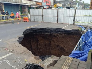 Distribusi Barang Masuk-Keluar Bali Terhambat Akibat Jalan di Tabanan Ambles