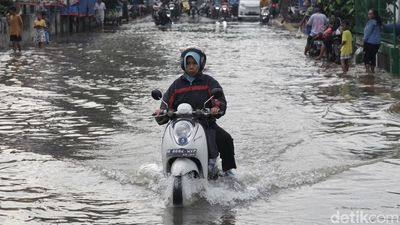 Pengendara Nekat Terobos Banjir di Ceger Raya Tangsel