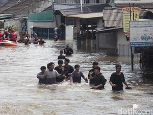 Video Banjir di Ciledug Indah: Bocil Berenang, Abang Ojol Tetap Antar Paket