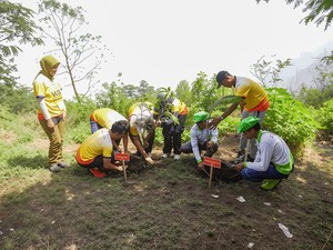 HUT ke-53, Petrokimia Gresik Gelar Plogging di Gunung Penanggungan