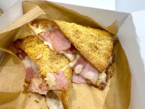5 Kreasi Pizza Antimainstream, Topping Kodok hingga Adonan Tipker