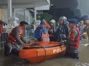Sebagian Banjir di Jakarta Mulai Surut, Tim SAR Polda Metro Tetap Siaga